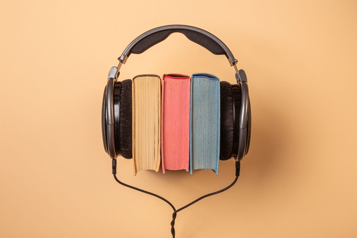 Isolamento leva ao aumento do consumo de podcasts e lives, aponta estudo